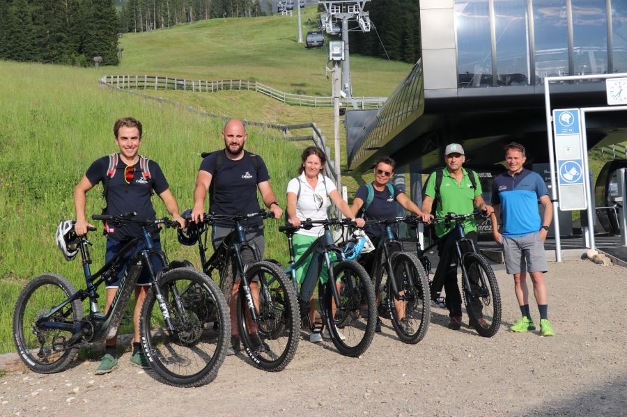 Carezza Dolomites setzt auf sanfte Mobilitt: Sechs Mitarbeiter mit dem E-Bike unterwegs